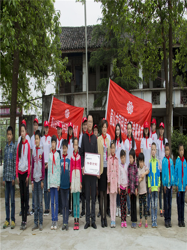 市国税局机关团支部开展“五个一”青年志愿者服务活动 (2).bmp