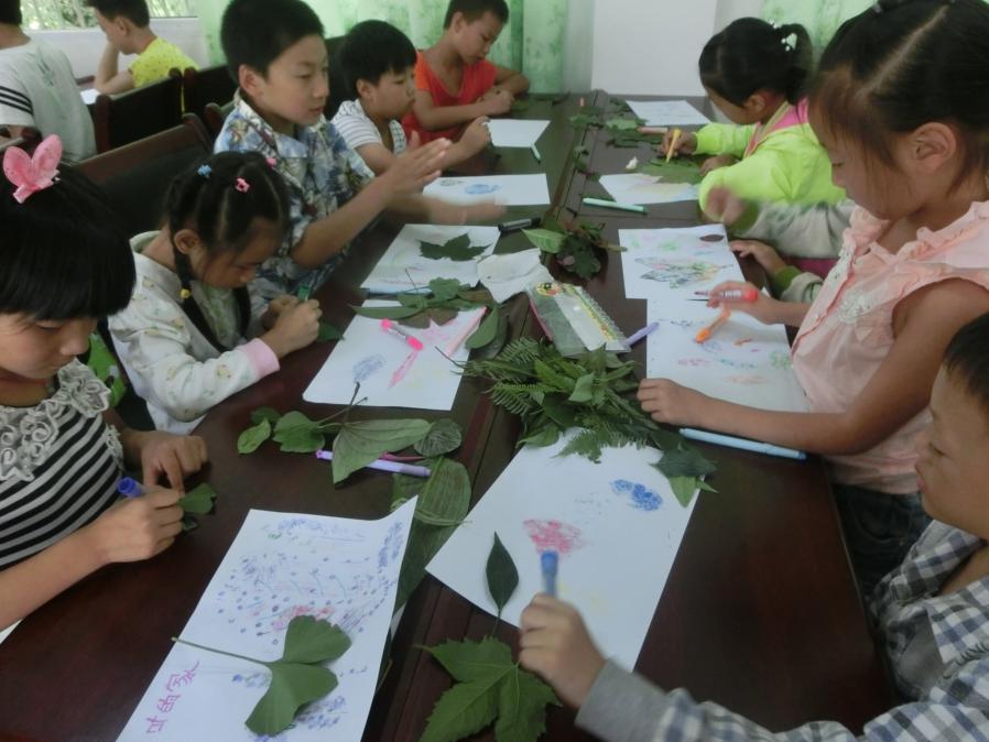 学生正在拓印.JPG