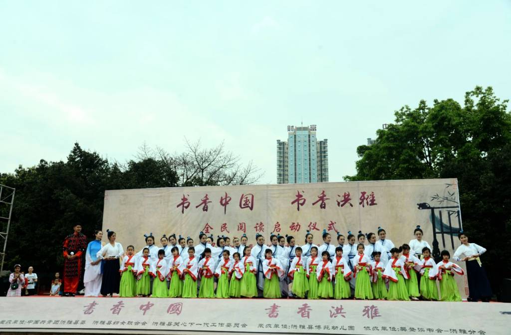 老师和孩子们表演文艺节目_1024_671_70.jpg