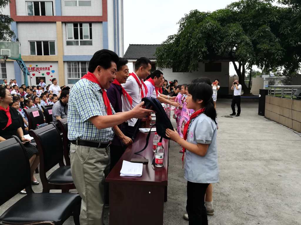 向同学们赠送六一礼物_1024_768_54.jpg