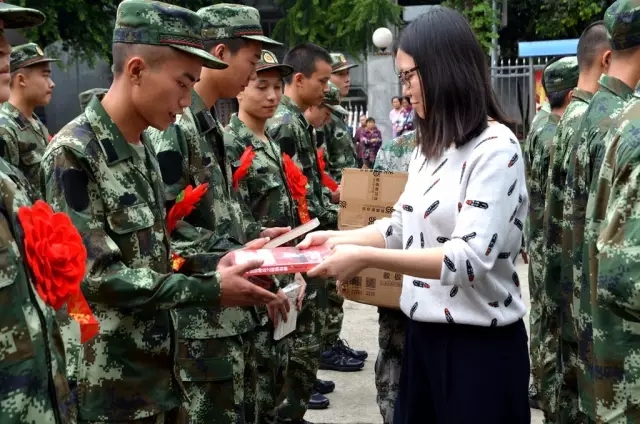 9.15为新兵送书籍.jpg