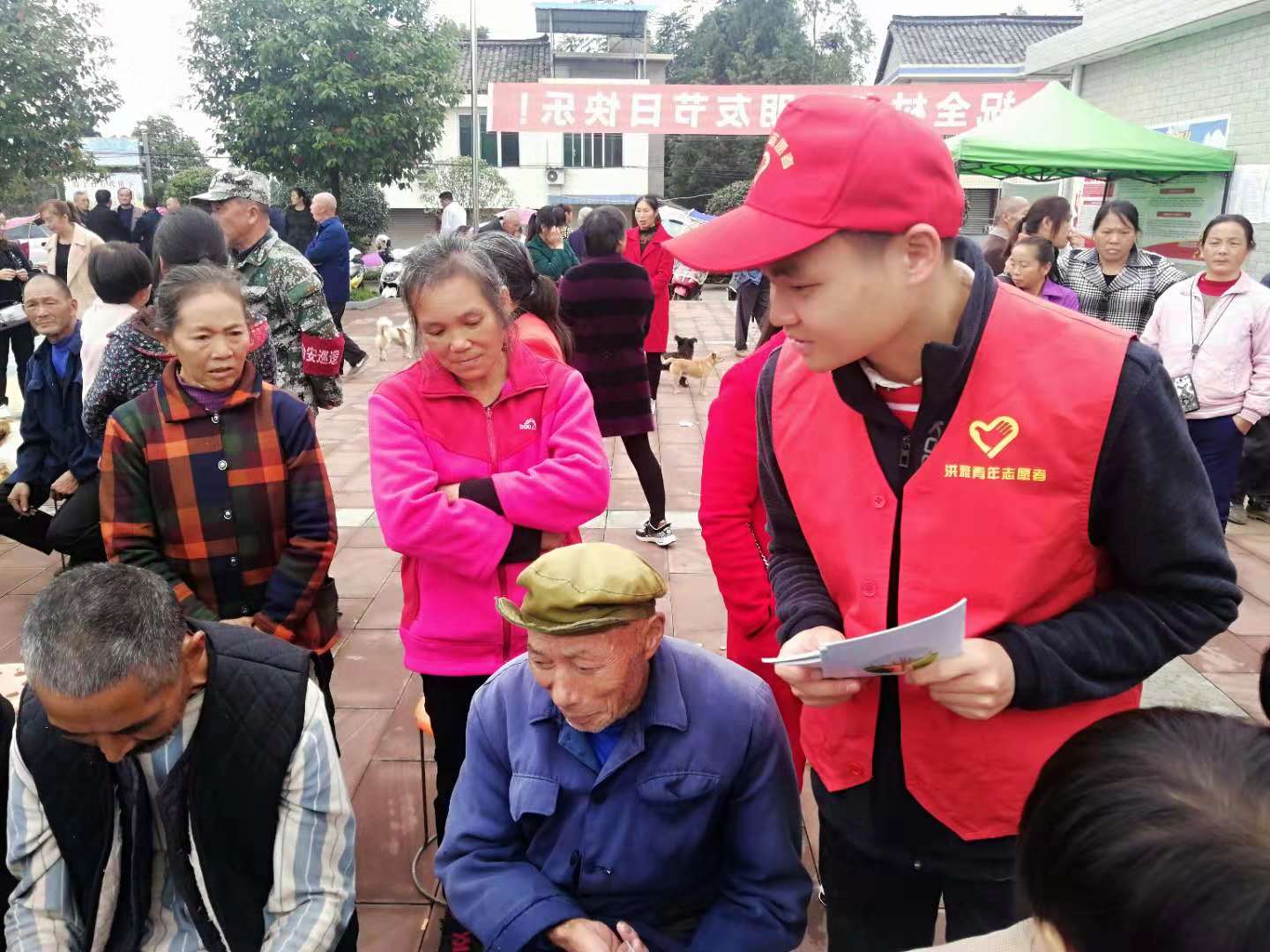 志愿者发放健康知识手册1.jpg