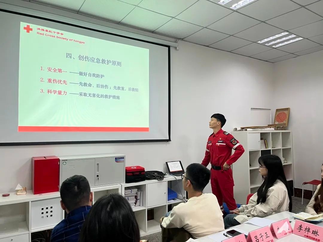 县项目办召开西部计划志愿者安全自护培训暨中秋慰问交流座谈会